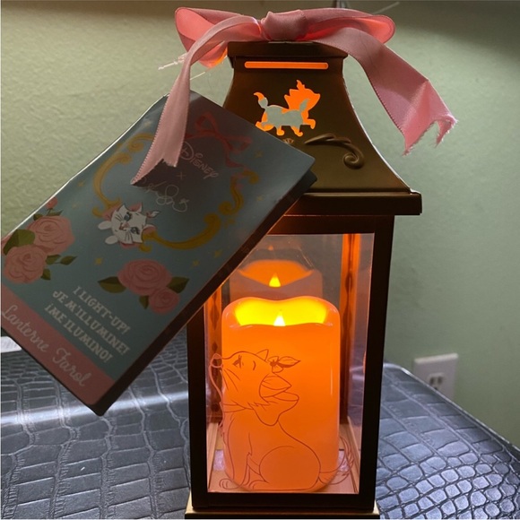 Disney’s aristocrats Other - NWT RARE From￼ Disney’s the Aristocats Marie lantern light